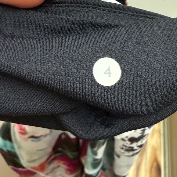 Rare Lululemon cropped 7/8 legging women’s size 4. In great condition . - Picture 3 of 5